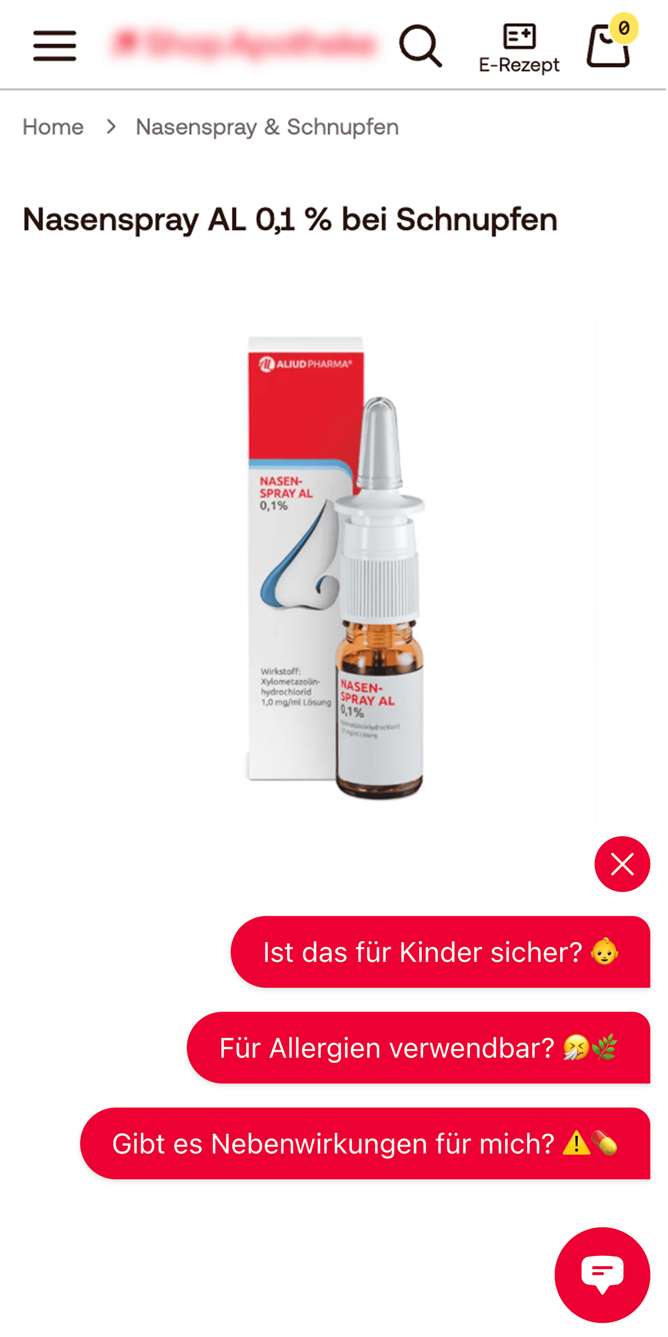 Eine vereinfachte Ansicht eines Ladenvitrinenbildes mit einer Nasensprayflasche, begleitet von drei roten Sprechblasen, die typische Nutzeranliegen als Vorschläge enthalten: „Ist das sicher für Kinder?“ (mit einem Baby-Emoji), „Kann ich das bei Allergien verwenden?“ (mit einem Pollen- und Blatt-Emoji) und „Gibt es Nebenwirkungen für mich?“ (mit einem Warn- und Erdnuss-Emoji). In der unteren rechten Ecke ist ein rotes Chat-Symbol sichtbar.